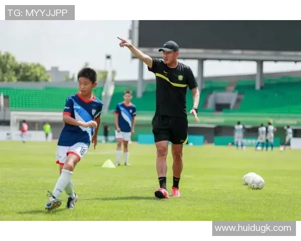 立坤:从青训小将到足坛巨星的辉煌之路与成长历程 立坤:从青训小将到足坛巨星的辉煌之路与成长历程